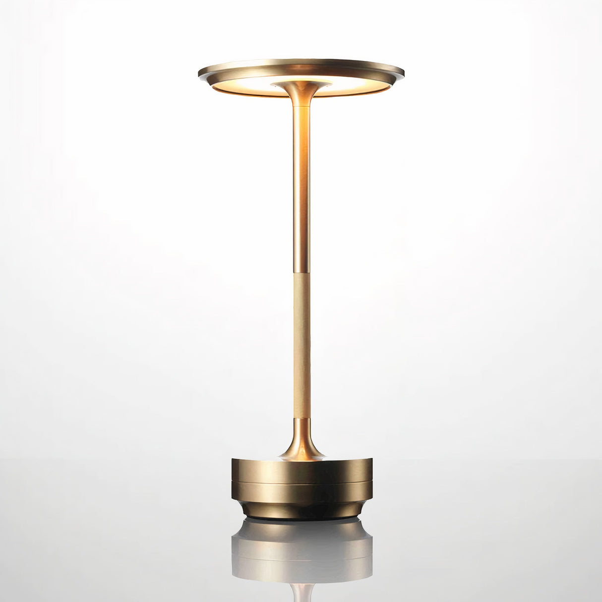 Minimalistische Tischlampe mit Warmem Licht und Elegantem Design