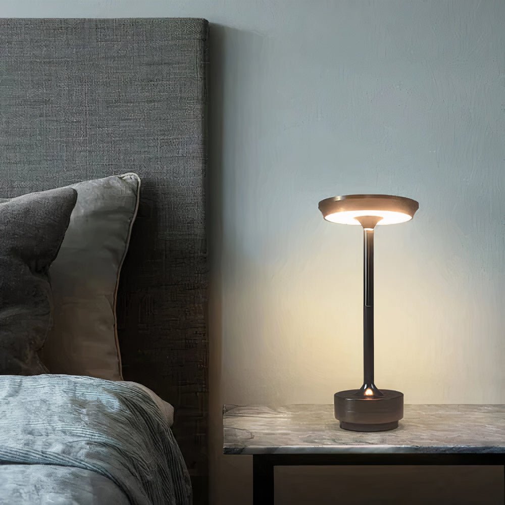 Minimalistische Tischlampe mit Warmem Licht und Elegantem Design