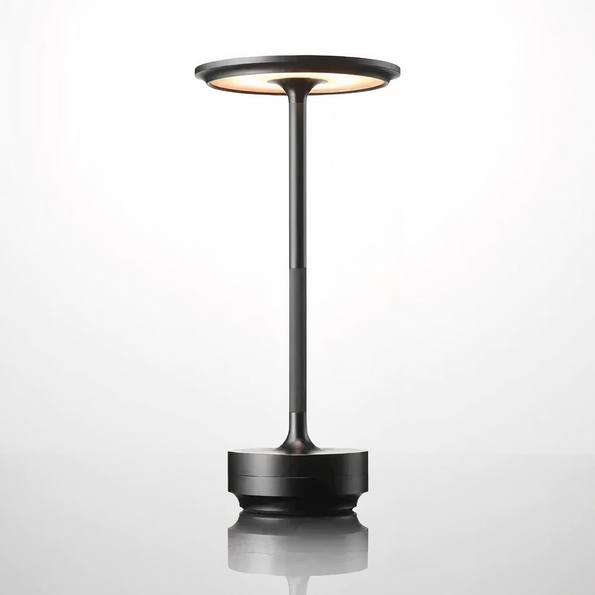 Minimalistische Tischlampe mit Warmem Licht und Elegantem Design