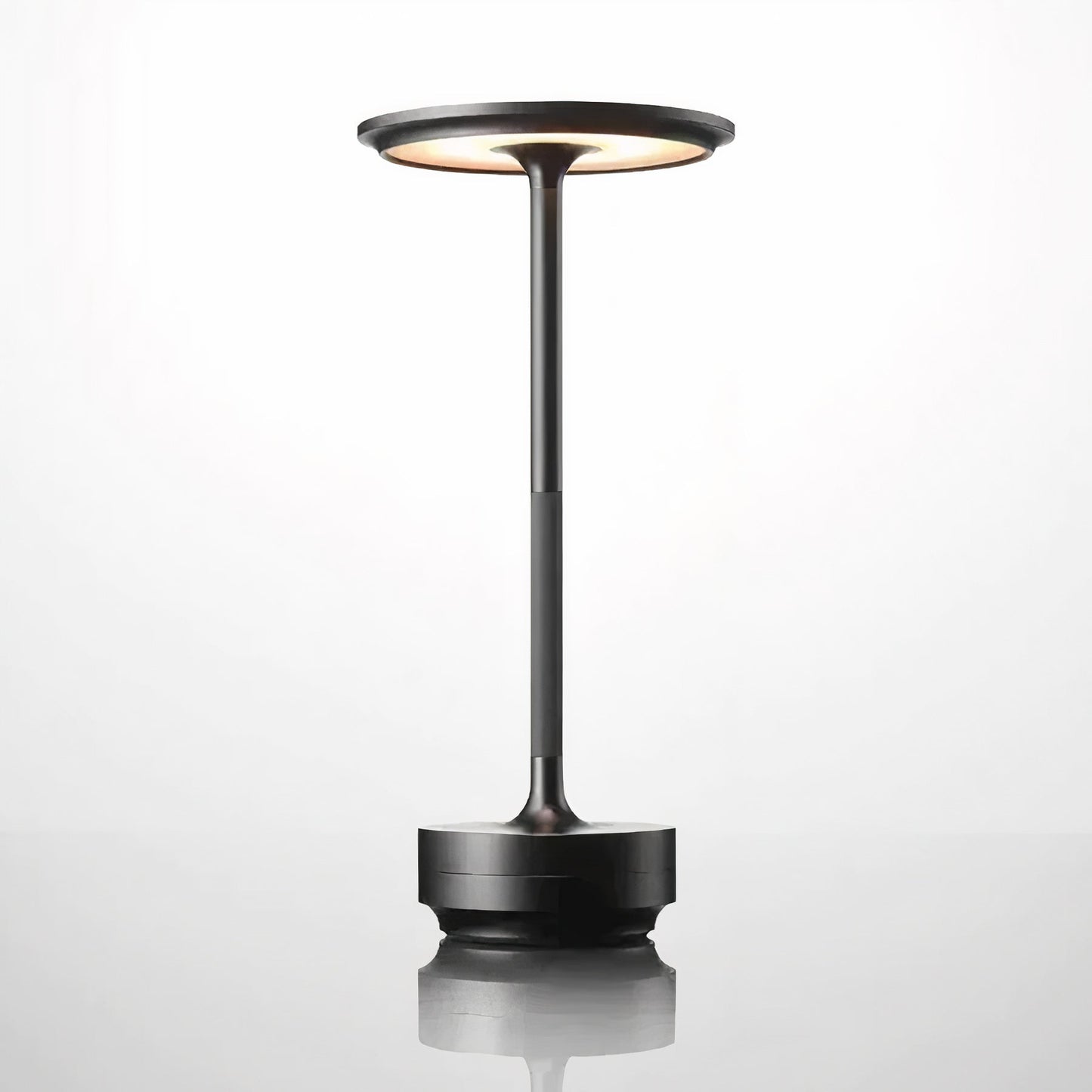 Minimalistische Tischlampe mit Warmem Licht und Elegantem Design